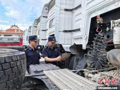 国产沉卡牵引车从云南关累港港口出口缅甸